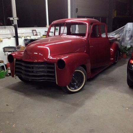 Ein Oldtimer mit neuer Lackierung in rot
