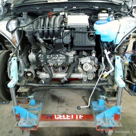 Ausbau eines Motors aus dem Auto