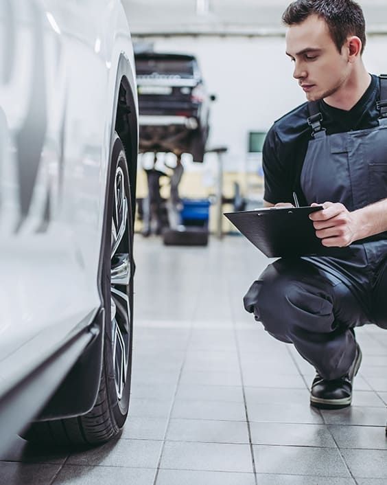 Ein Gutachter bei seiner Arbeit um als Sachverständiger die Schäden zu prüfen