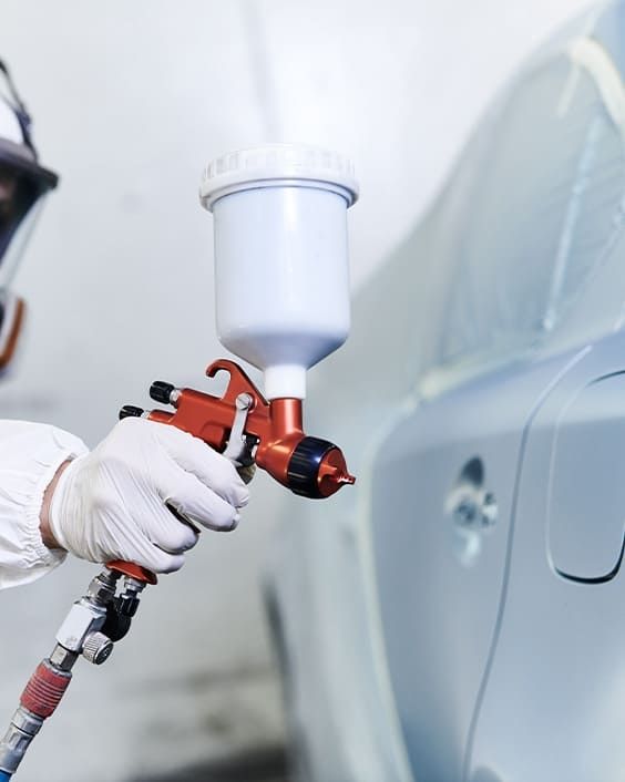 Lackierarbeiten an der Karosserie eines Autos