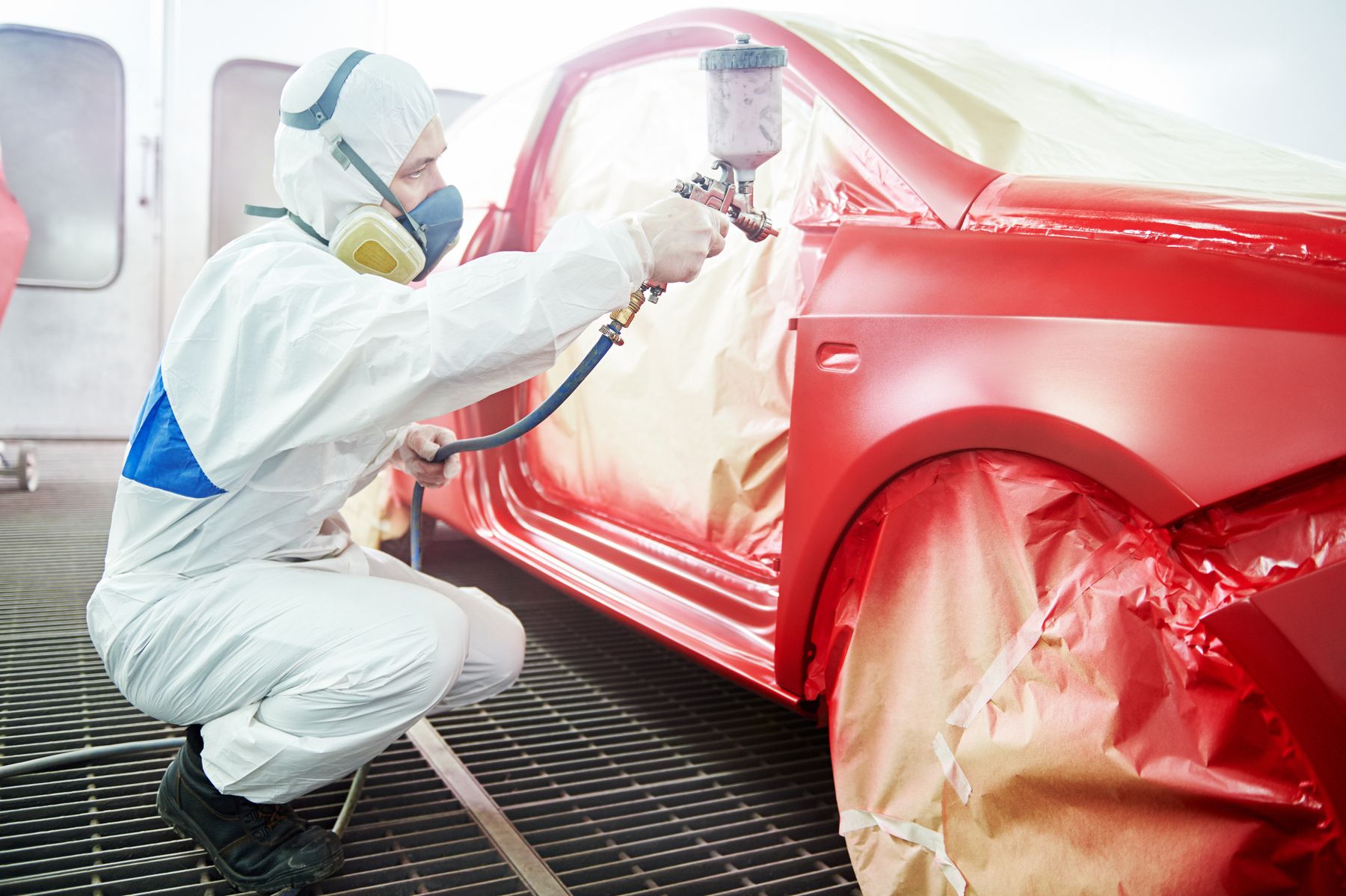 Lackierung einer Autokarosserie in rot
