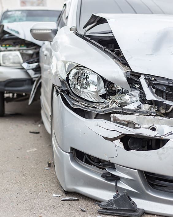 Ein kaputter Scheinwerfer nach einem Unfall