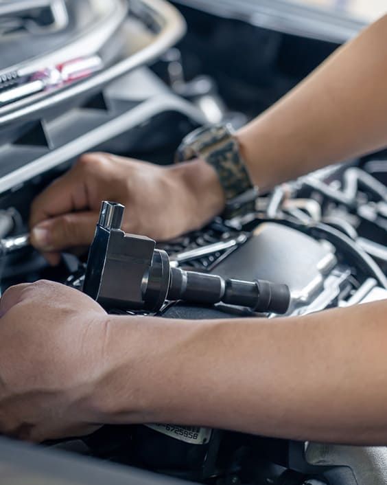 Kompressionsdruckmessung und Druckverlustprüfung am Motor eines Autos